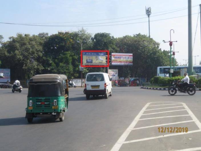 Unipole - Rajmahal road to Dandia Bazar char rasta, Vadodara, Gujarat