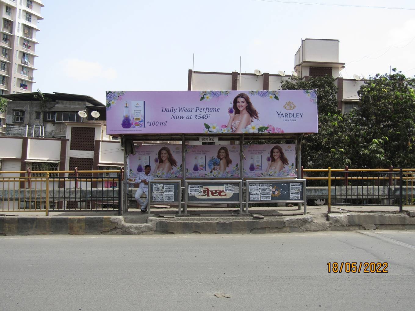 Bus Queue Shelter - Bus Station - Kora Kendra on bridge,   Borivali ROB,   Mumbai,   Maharashtra