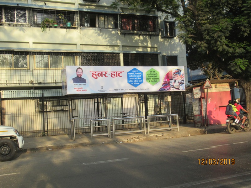 Bus Queue Shelter - Senapati Bapat Marg - Saraswati Vidyalaya,   Mahim,   Mumbai,   Maharashtra