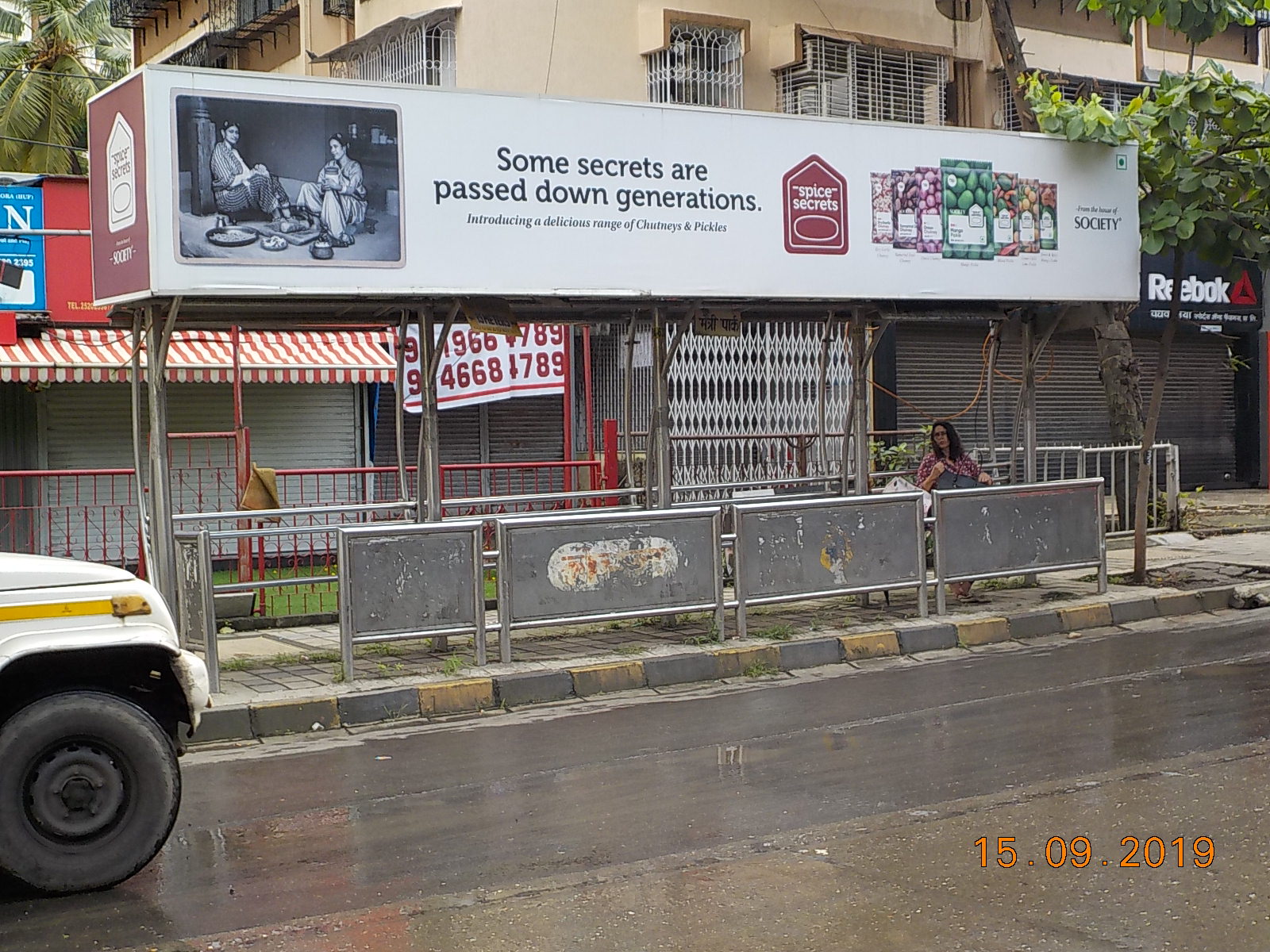 Bus Queue Shelter - V. N. Purav Road - Maitri Park,   Chembur,   Mumbai,   Maharashtra