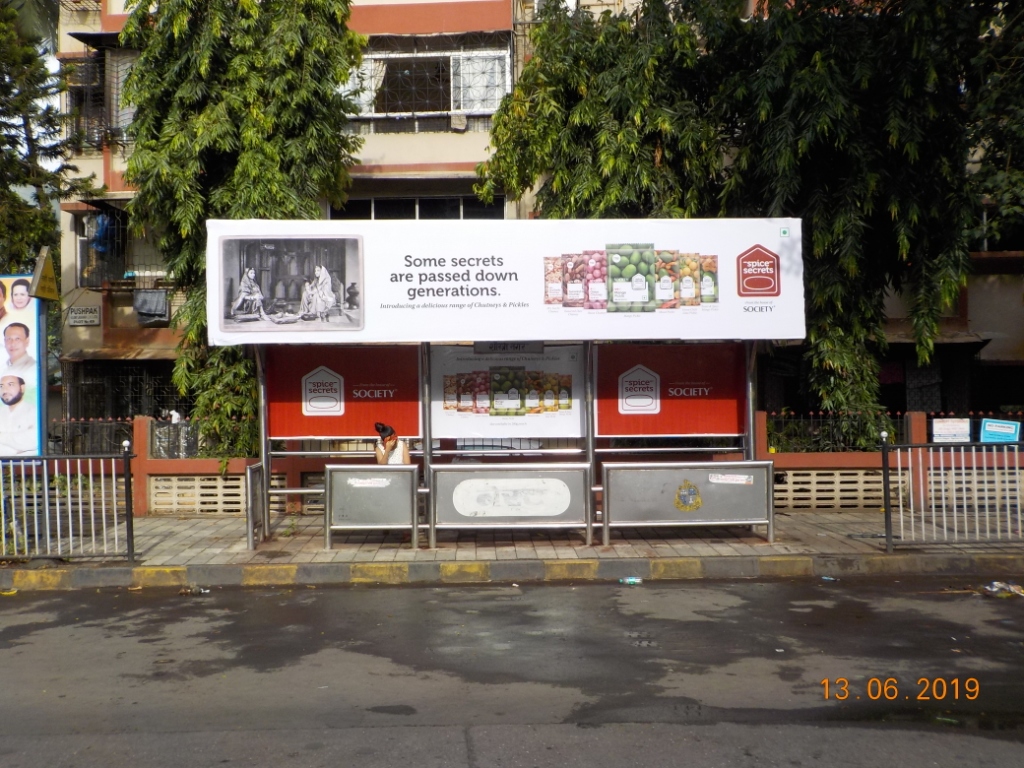 Bus Queue Shelter - Linking Road - Shastri Nagar,   Santacruz West,   Mumbai,   Maharashtra
