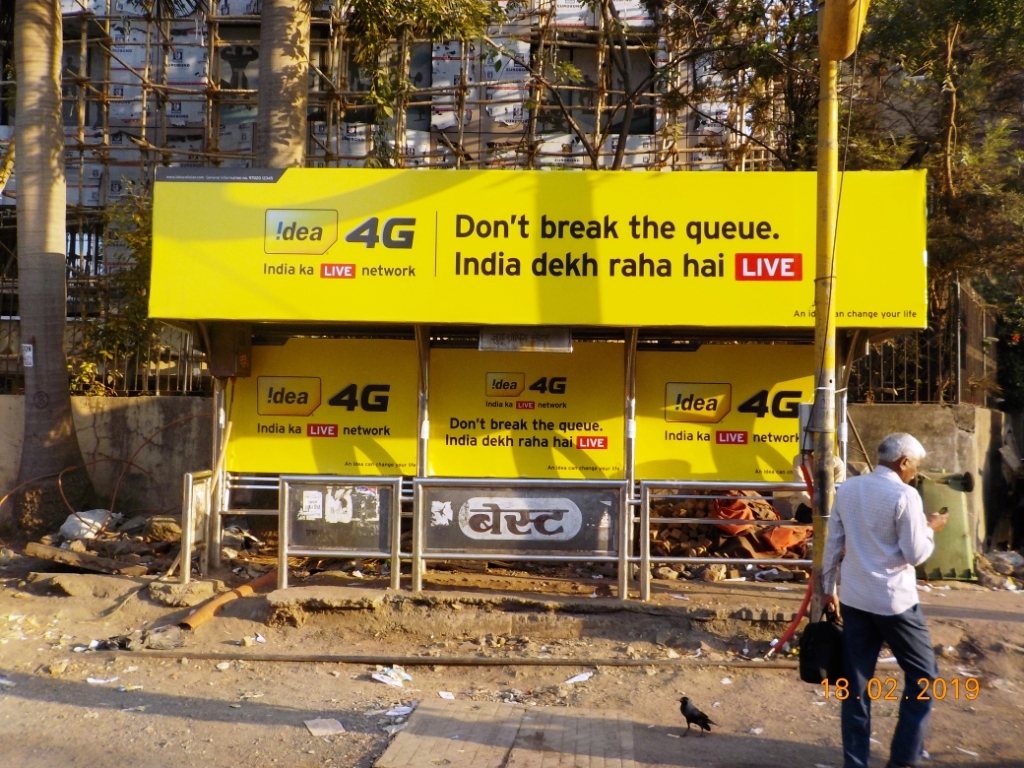 Bus Queue Shelter - Outside Talwalkar Gim - Juhu Shopping Center,   Juhu,   Mumbai,   Maharashtra