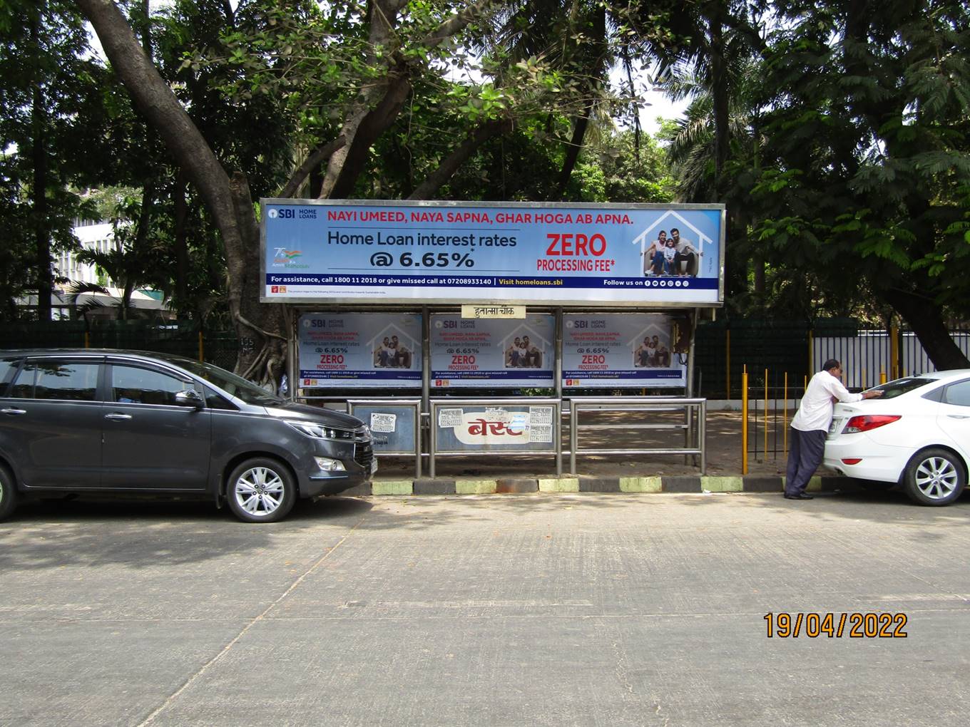 Bus Queue Shelter - M. G. Road - Hutatma Chowk Outside Bombay Gym Khana,   Fort,   Mumbai,   Maharashtra