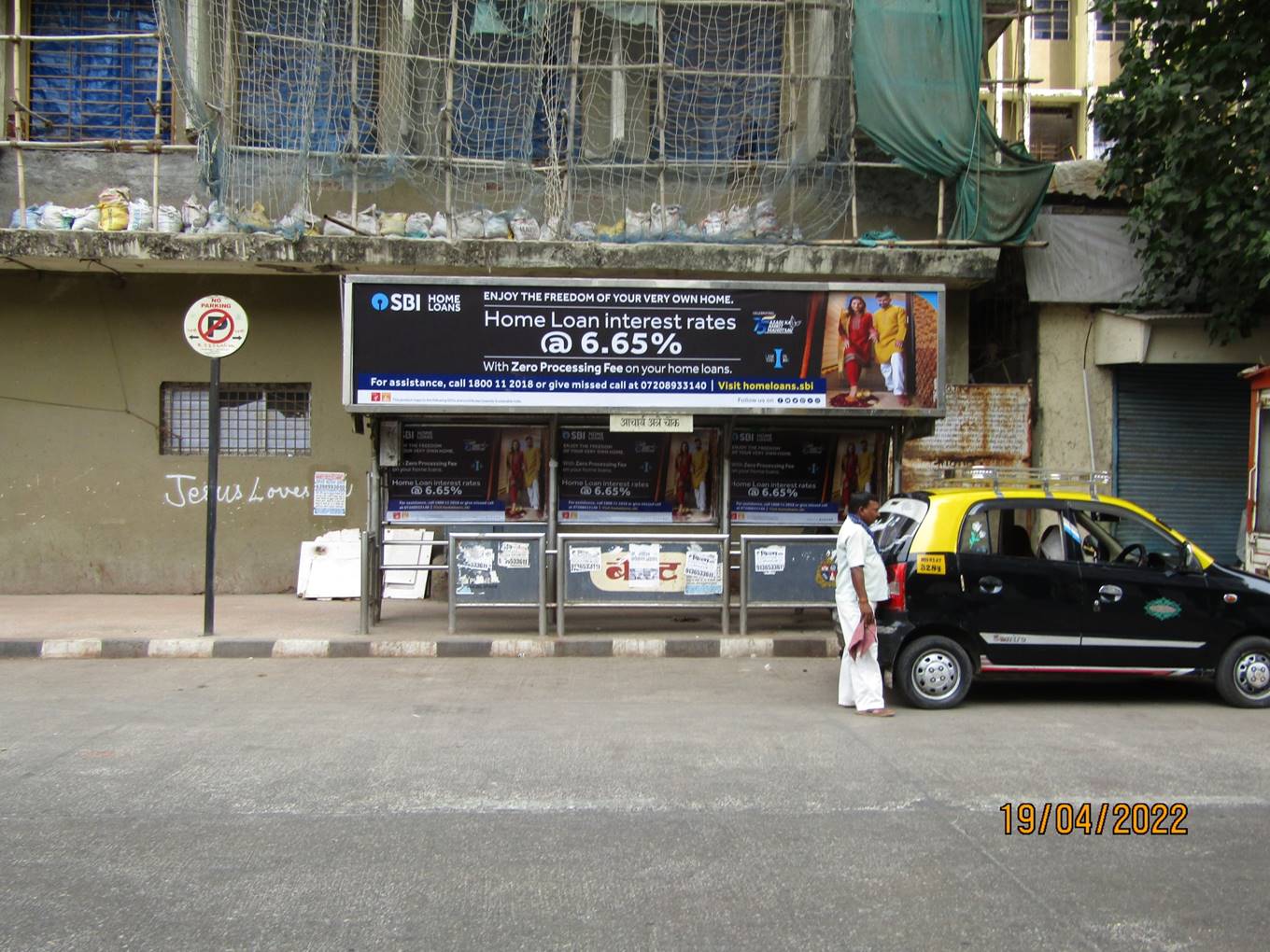 Bus Queue Shelter - Dr. Annie Besant Road - Acharaya Atre Chowk Adjoining Readymoney,   Worli,   Mumbai,   Maharashtra