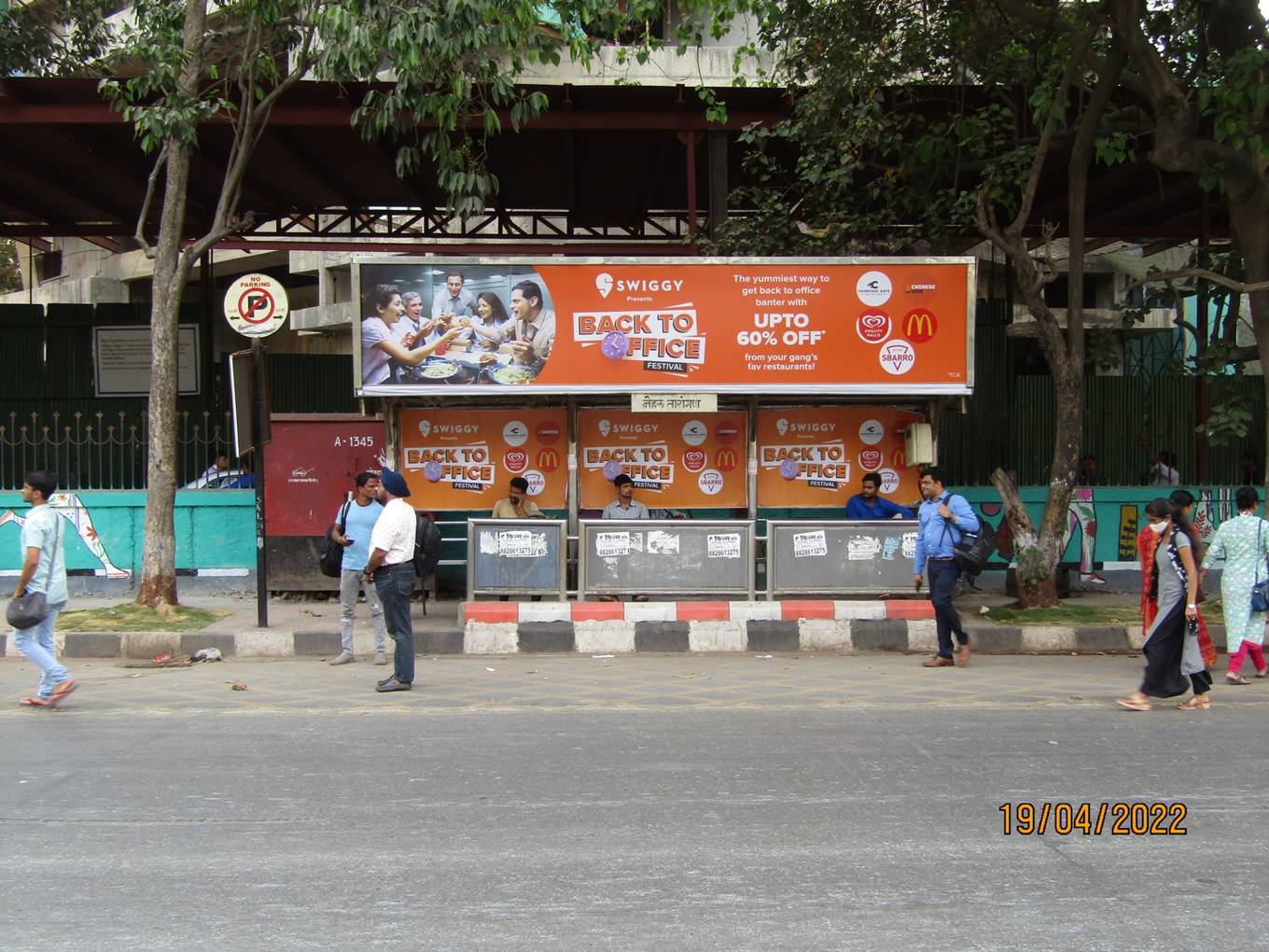 Bus Queue Shelter - Dr. Annie Besant Road - Nehru Planetorium Poonam Chambers,   Worli,   Mumbai,   Maharashtra