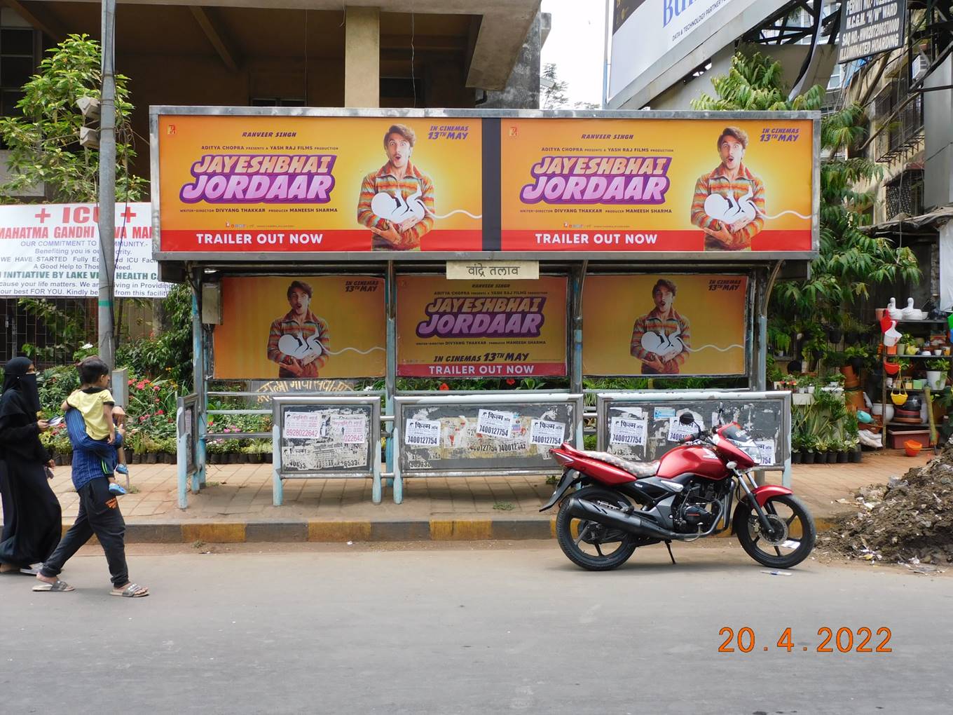 Bus Queue Shelter - S.V Road - Bandra Lake near jarimari temple near LIC,   Bandra W,   Mumbai,   Maharashtra