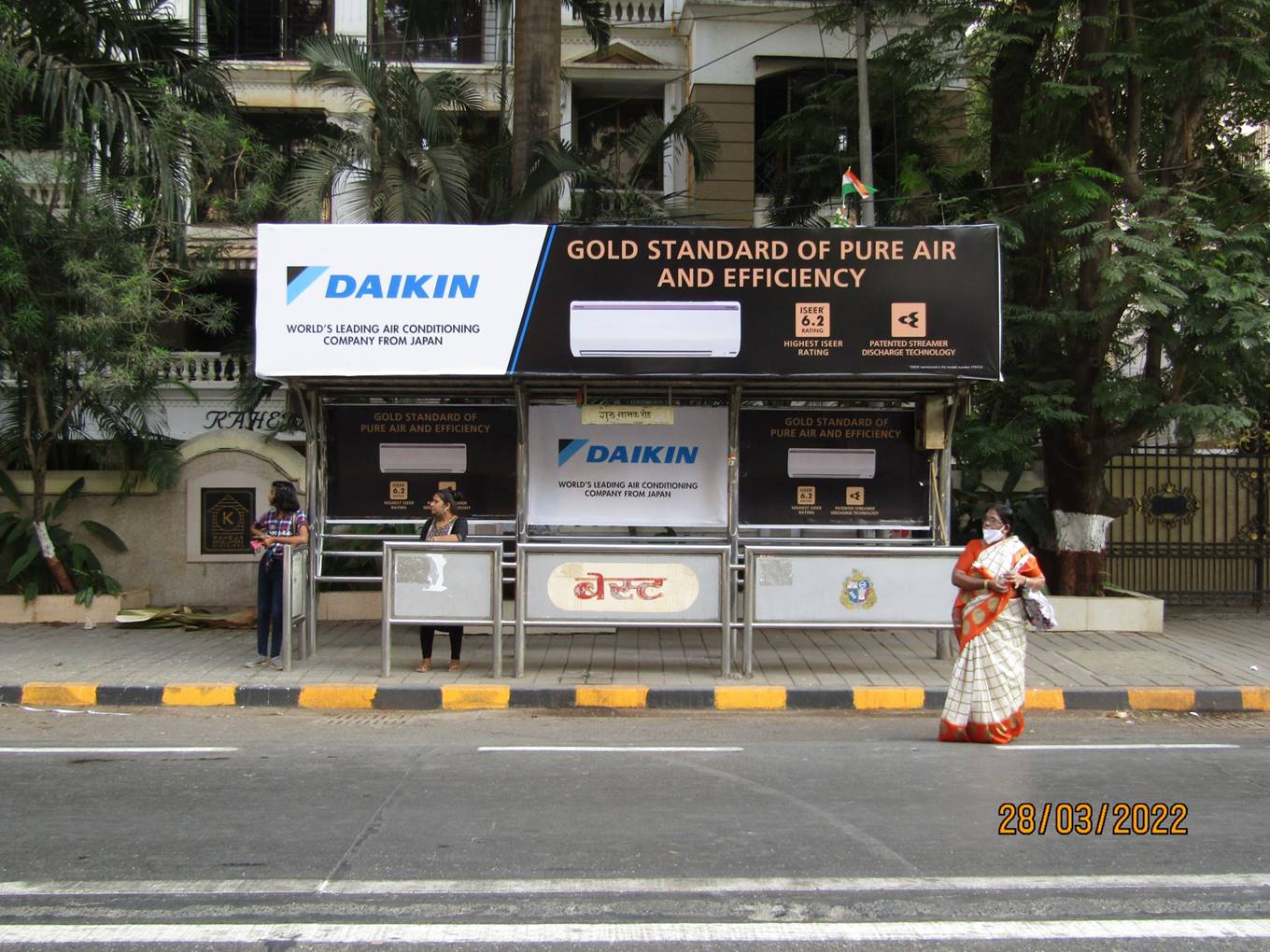 Bus Queue Shelter - Gurunanak Road - Pali Hill / Gurunanak Road ( Near Raheja Gardern Bldg. ),   Bandra W,   Mumbai,   Maharashtra
