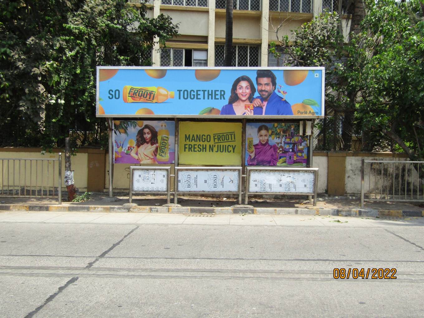 Bus Queue Shelter - B J Road - Prarthanalaya,   Bandra W,   Mumbai,   Maharashtra