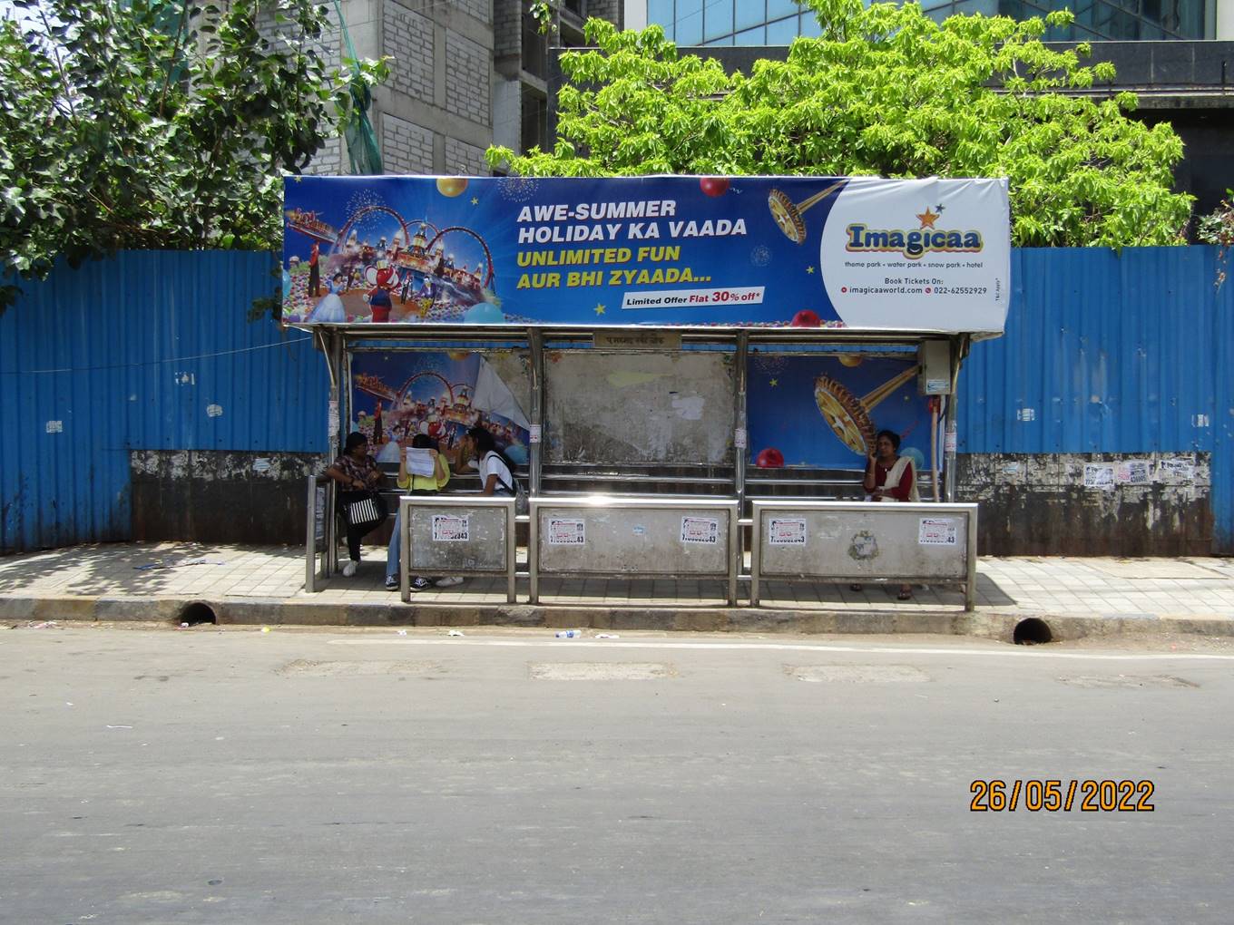 Bus Queue Shelter - SV Road - Bandra,  outside Saga,   Bandra (W),   Mumbai,   Maharashtra