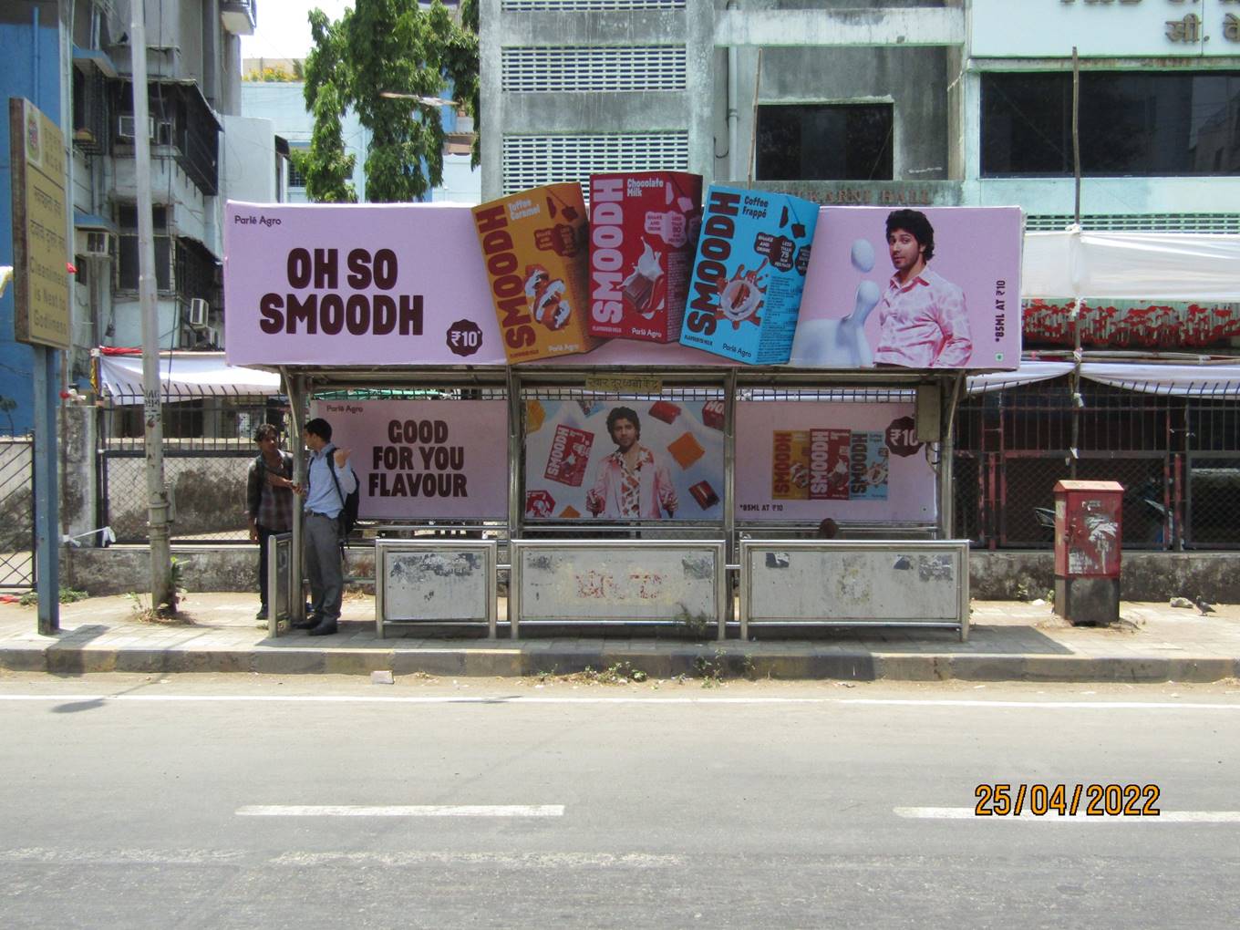 Bus Queue Shelter - Linking Road - Khar Telephone exchange,   Khar,   Mumbai,   Maharashtra
