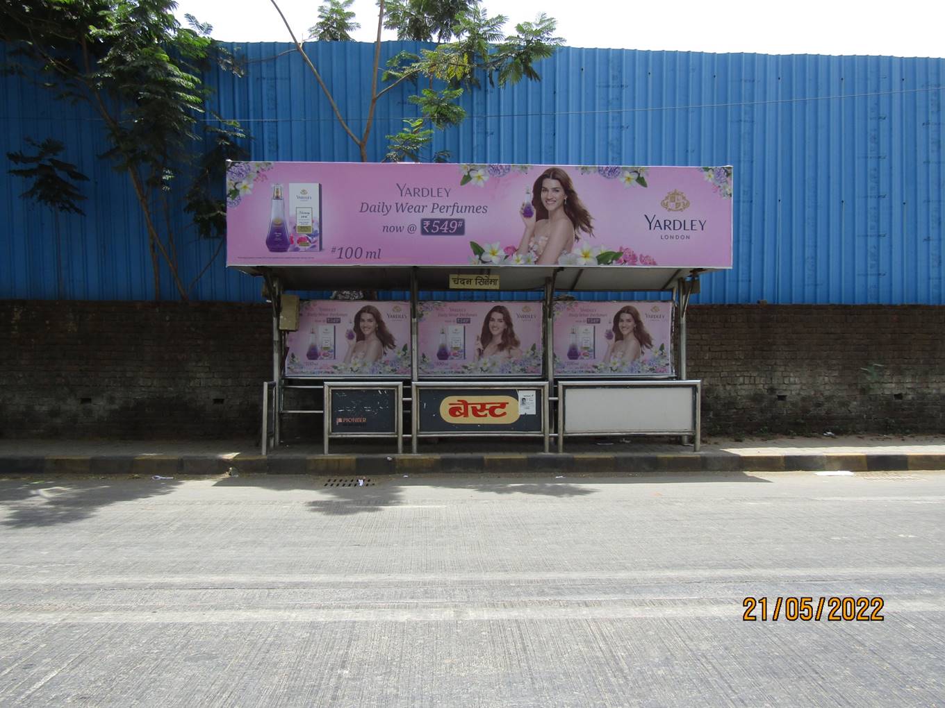 Bus Queue Shelter - Sant Dnyaneshwar Marg - OPP .Chandan Cinema ( Juhu PVR / Shopper Shop ),   Juhu,   Mumbai,   Maharashtra