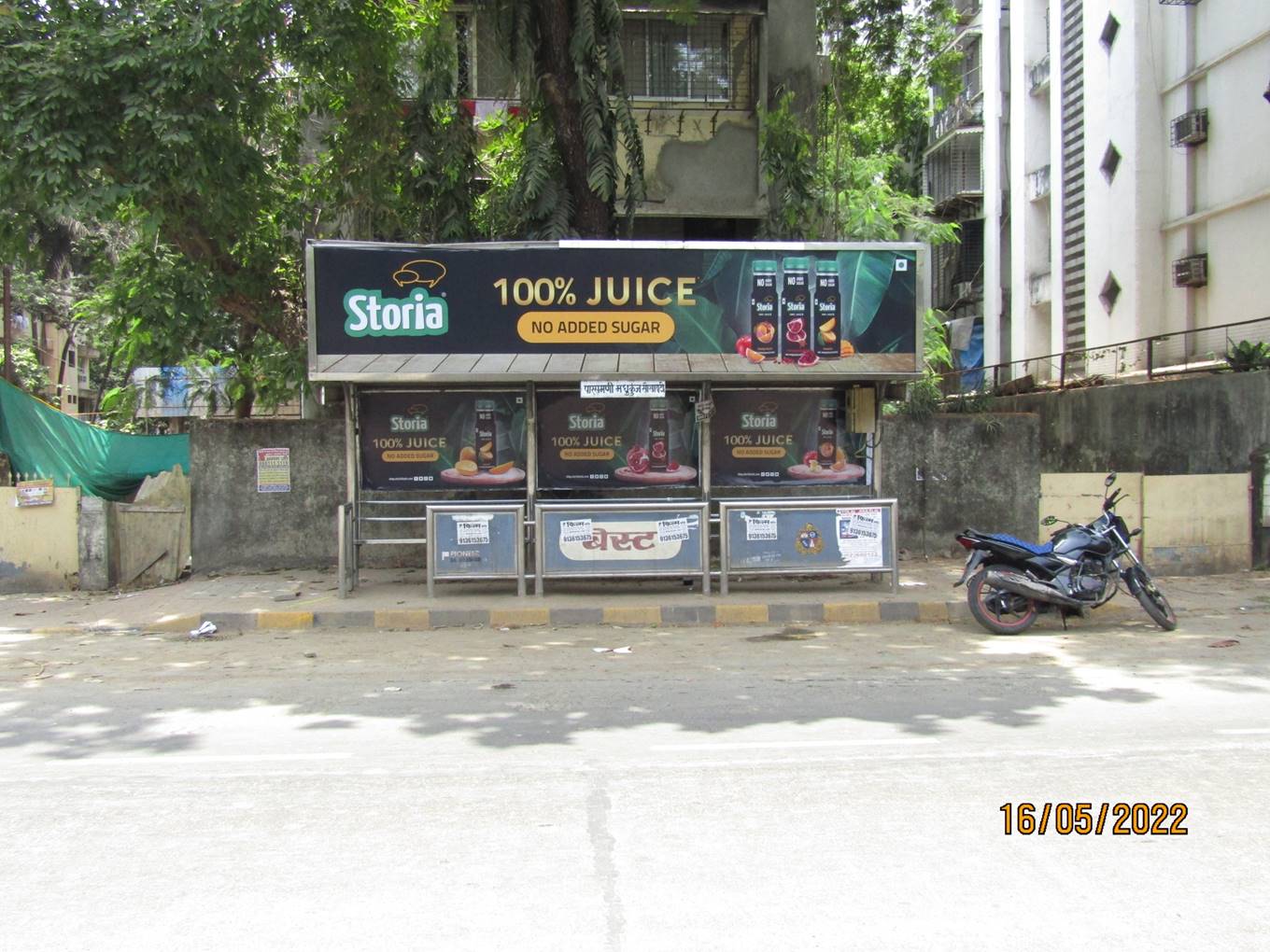 Bus Queue Shelter - Guru Nanak Road - O/s Madhu Kunj Society 1,   Juhu,   Mumbai,   Maharashtra