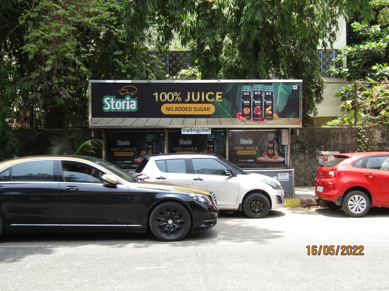 Bus Queue Shelter - Guru Nanak Road - Opp. Madhu Kunj Society,   Juhu,   Mumbai,   Maharashtra