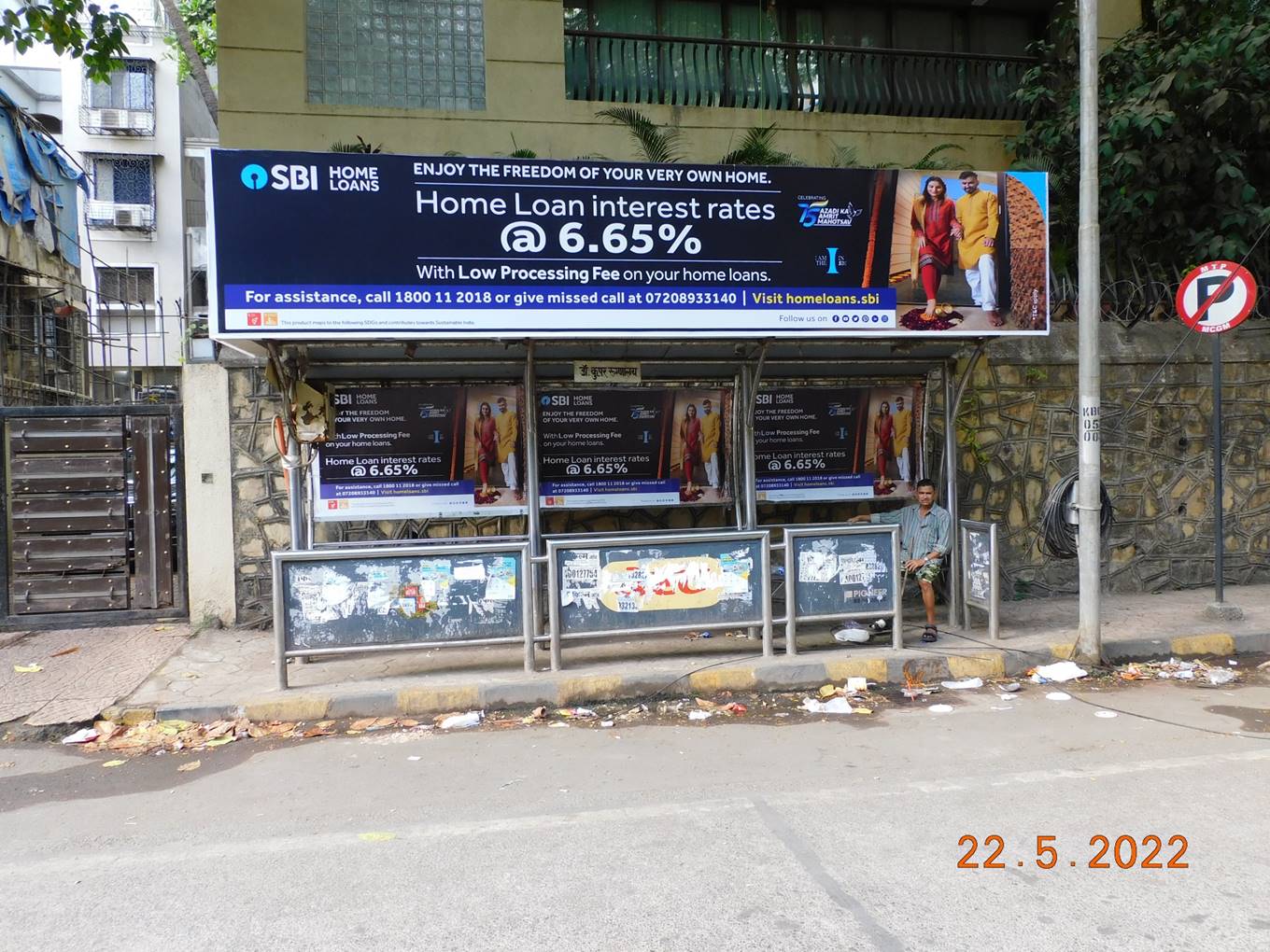 Bus Queue Shelter - Oza Marg - Cooper Hospital,   Juhu,   Mumbai,   Maharashtra