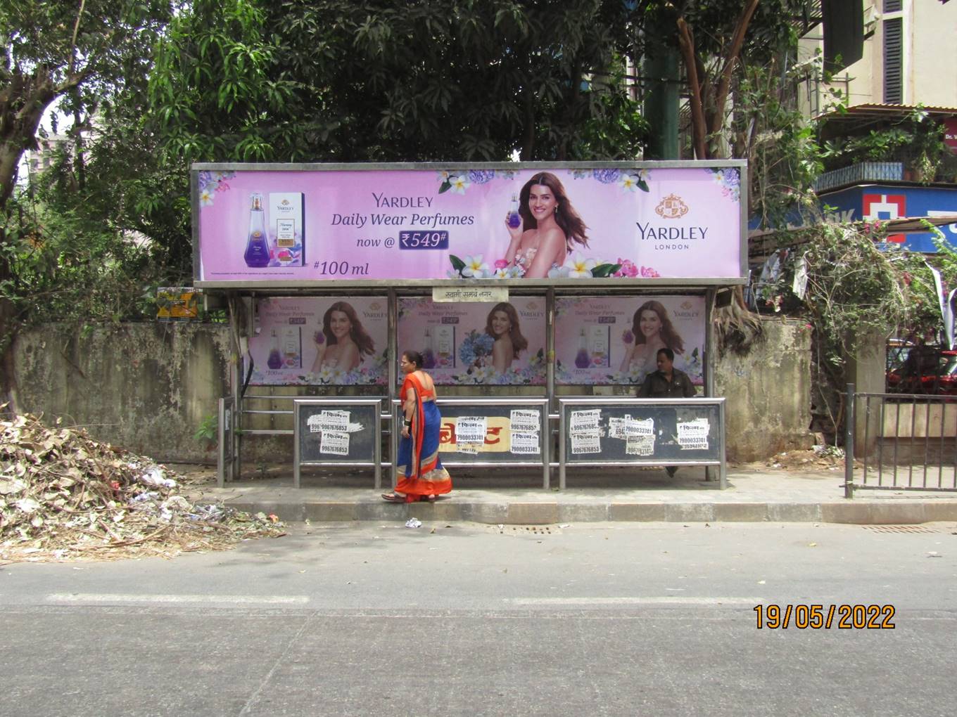 Bus Queue Shelter - Lokhandwala Road - Swami Samarth Nagar - 2 O/s HDFC Bank,   Andheri W,   Mumbai,   Maharashtra