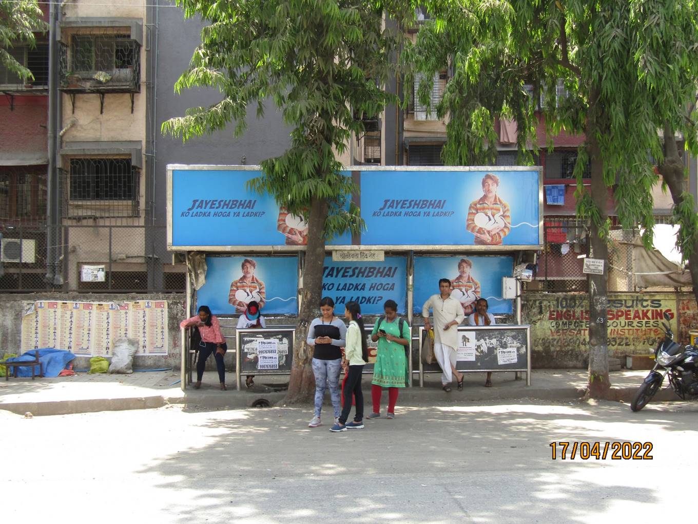 Bus Queue Shelter - Link Road - Lokandwala Junction Opp Lotus Petrol Pump nr Infinity,   Andheri W,   Mumbai,   Maharashtra
