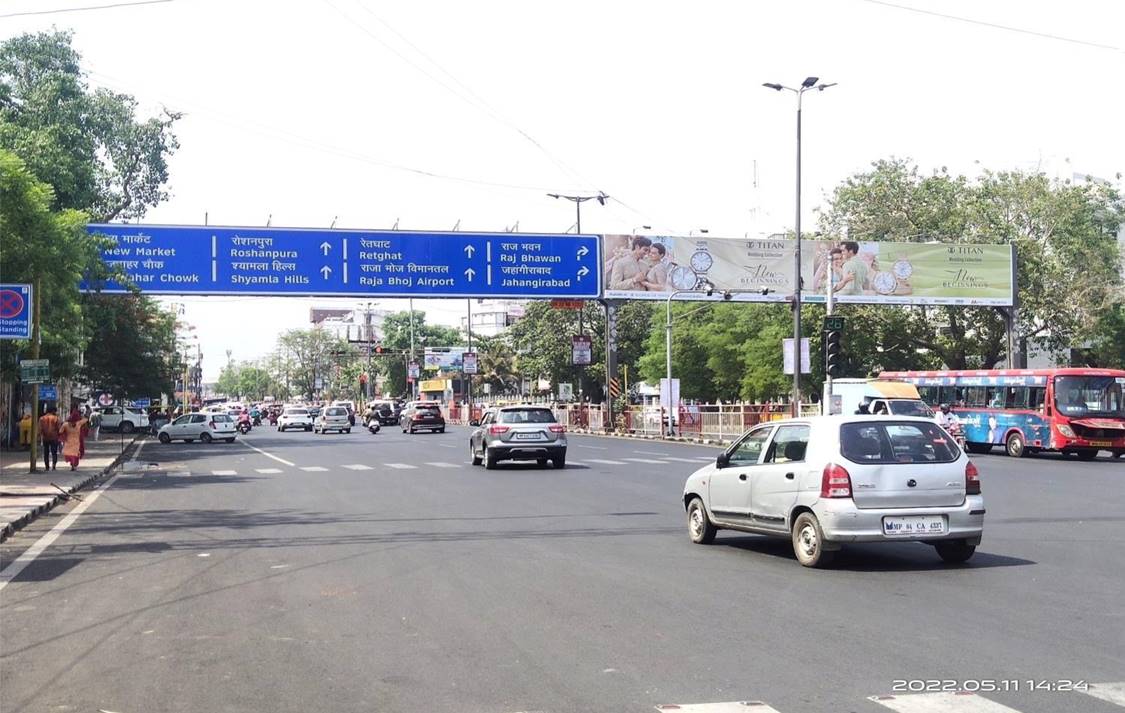 Gantry - Apex Bank Gantry at New Market towards Roshanpura, Bhopal, Madhya Pradesh