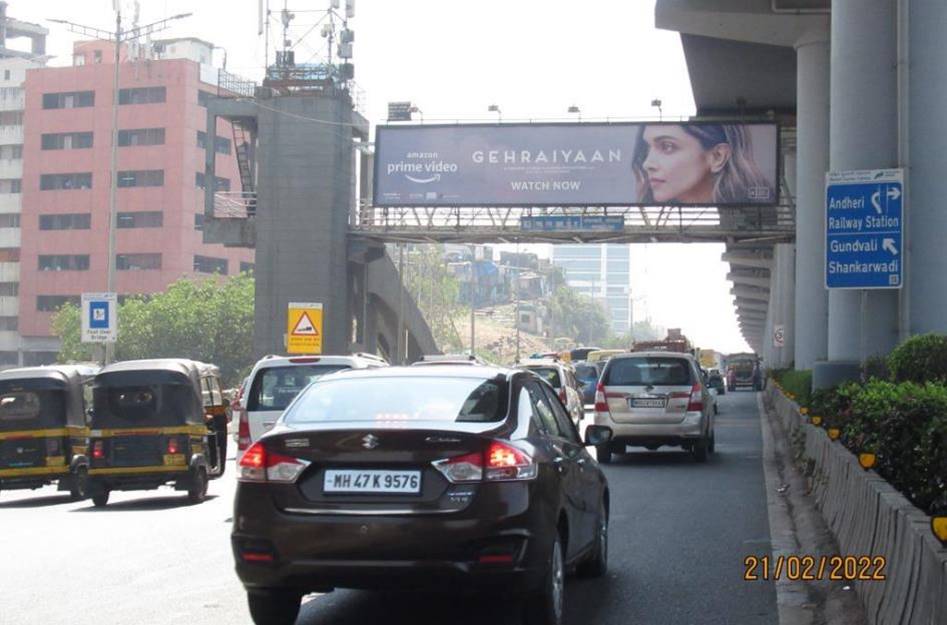 FOB - WEH-Jogeshwari-Ismail Yusuf College - towards jogeshwari,   WESTERN EXPRESS HIGHWAY,   Mumbai,   Maharashtra