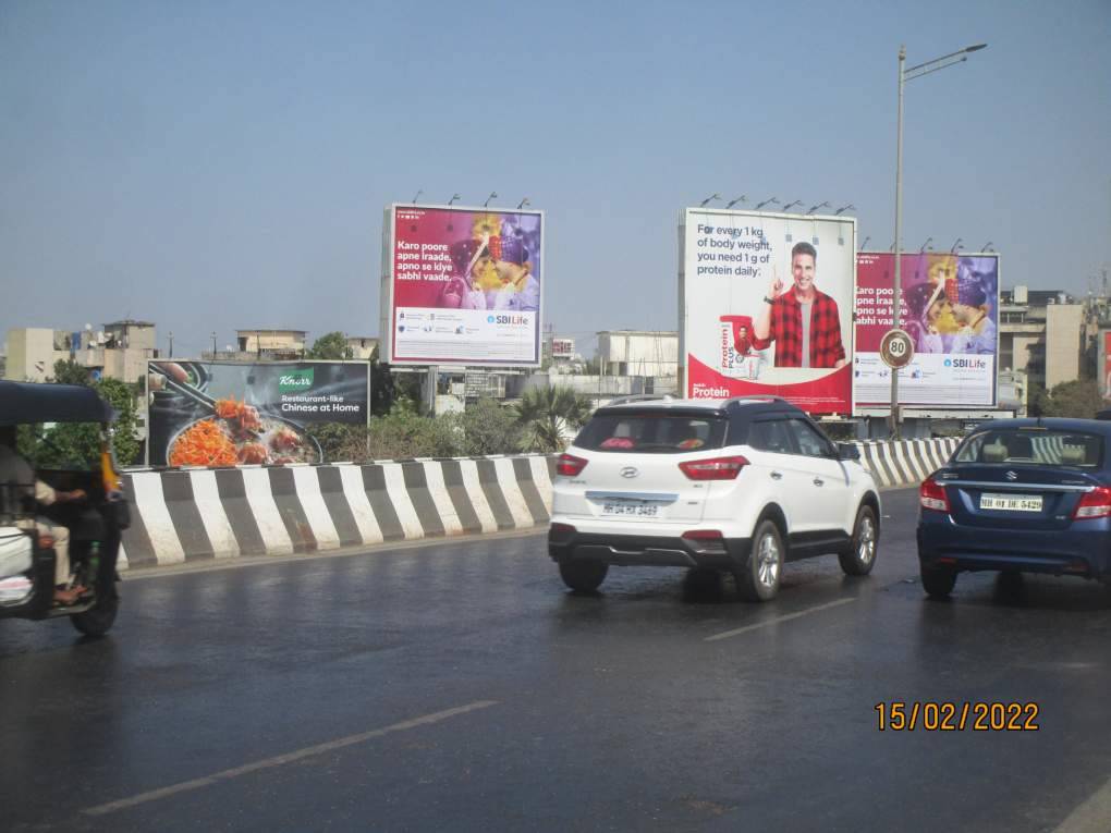 hoarding - Andheri Highway at Goldspot Junction -E/T - towards Goldspot Junction,   Andheri,   Mumbai,   Maharashtra