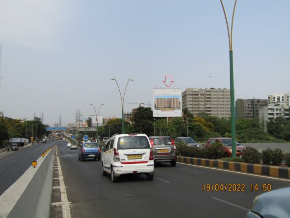 Hoarding - Sion Chunabhatti,  E.E.Highway, BKC Connector Flyover Exit - UNIPOLE,  ET - 1st Site,   Sion,   Mumbai,   Maharashtra