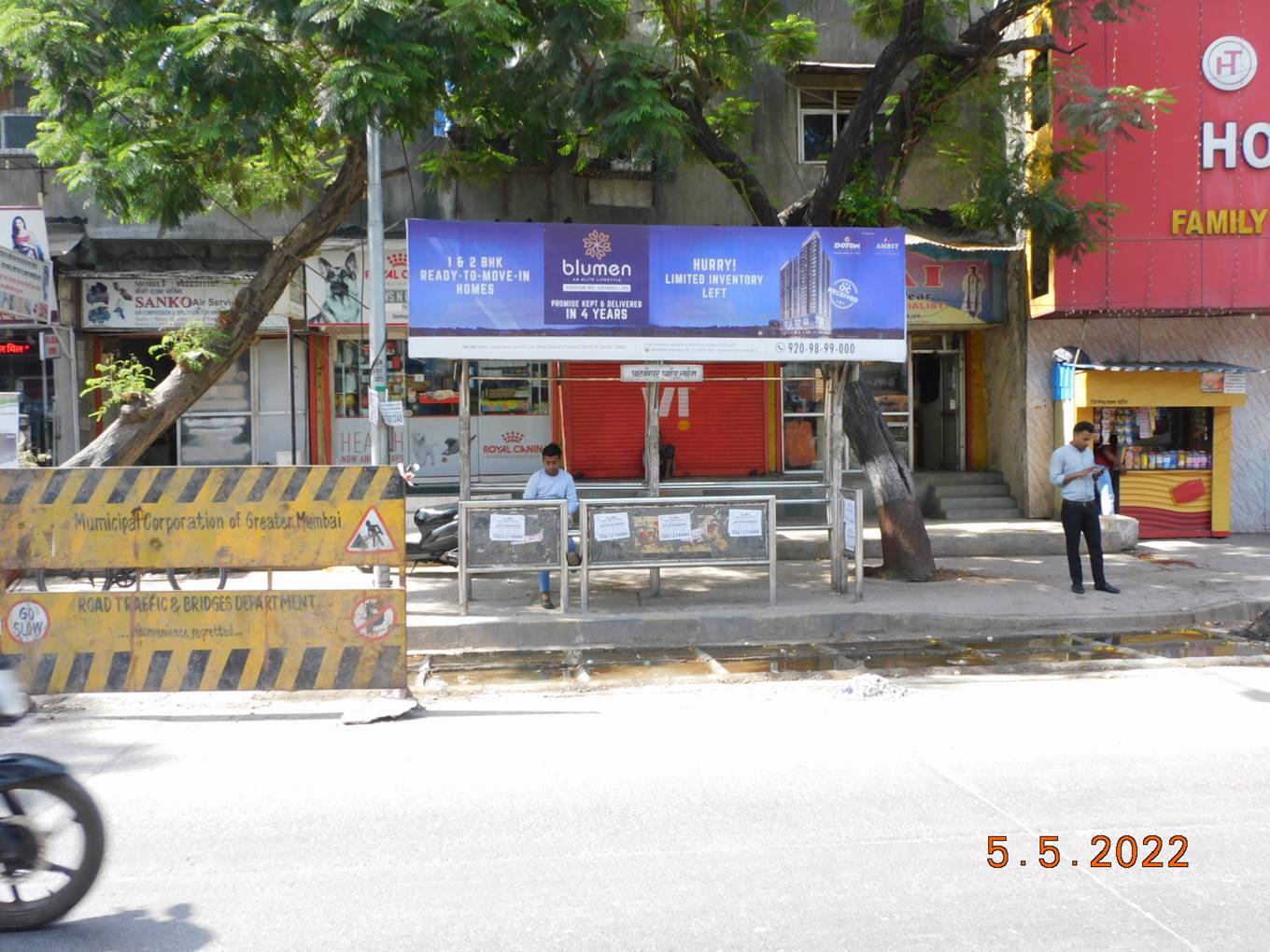 Bus Queue Shelter - L.B.S. Road - Ghatkopar Pipe line,   Ghatkopar,   Mumbai,   Maharashtra