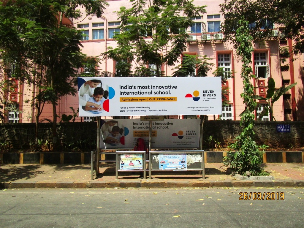 Bus Queue Shelter - Khalsa College - Khalsa College,   King Circle,   Mumbai,   Maharashtra