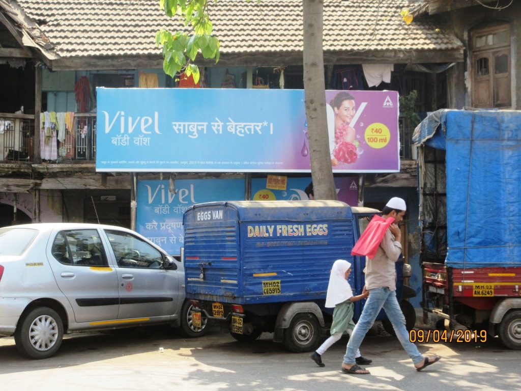 Bus Queue Shelter - Opp Bmc L Ward Office - Kurla Market,   Kurla West,   Mumbai,   Maharashtra