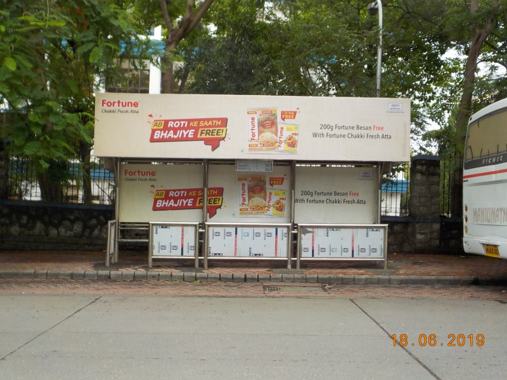 Bus Queue Shelter - Going Towards Kala Khamba Chowk - Hiranandani Telephone Exchange,   Powai,   Mumbai,   Maharashtra
