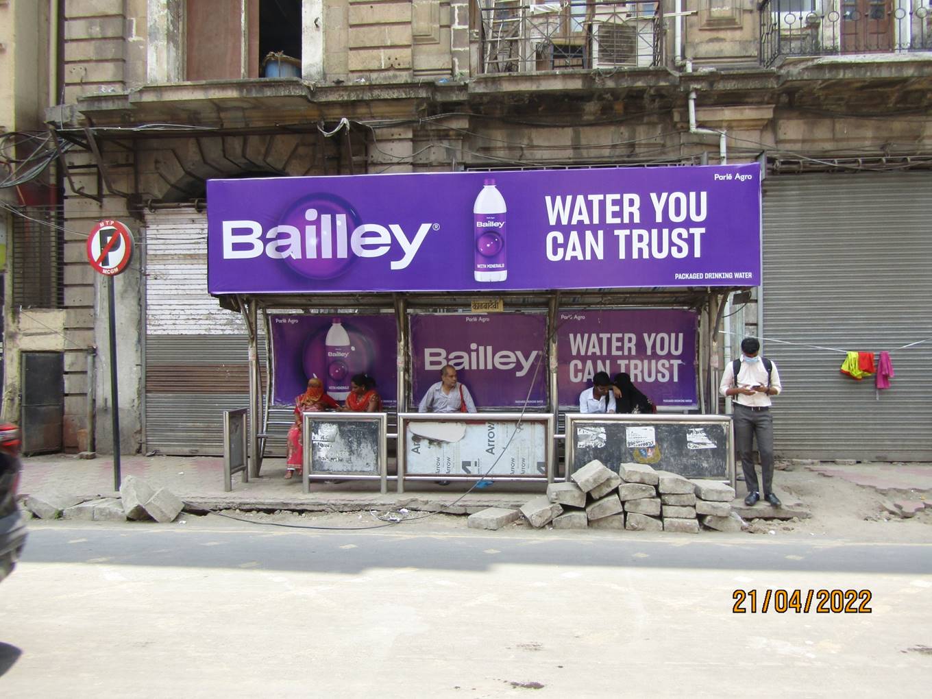 Bus Queue Shelter - Kalbadevi Road - Kalbadevi
(Princess Street),   Kalbadevi,   Mumbai,   Maharashtra