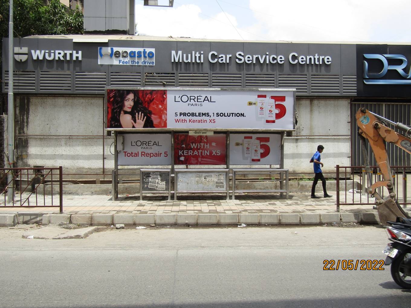 Bus Queue Shelter - Link Road - Jeevan Nagar Opp. Star Bazaar,   Andheri W,   Mumbai,   Maharashtra