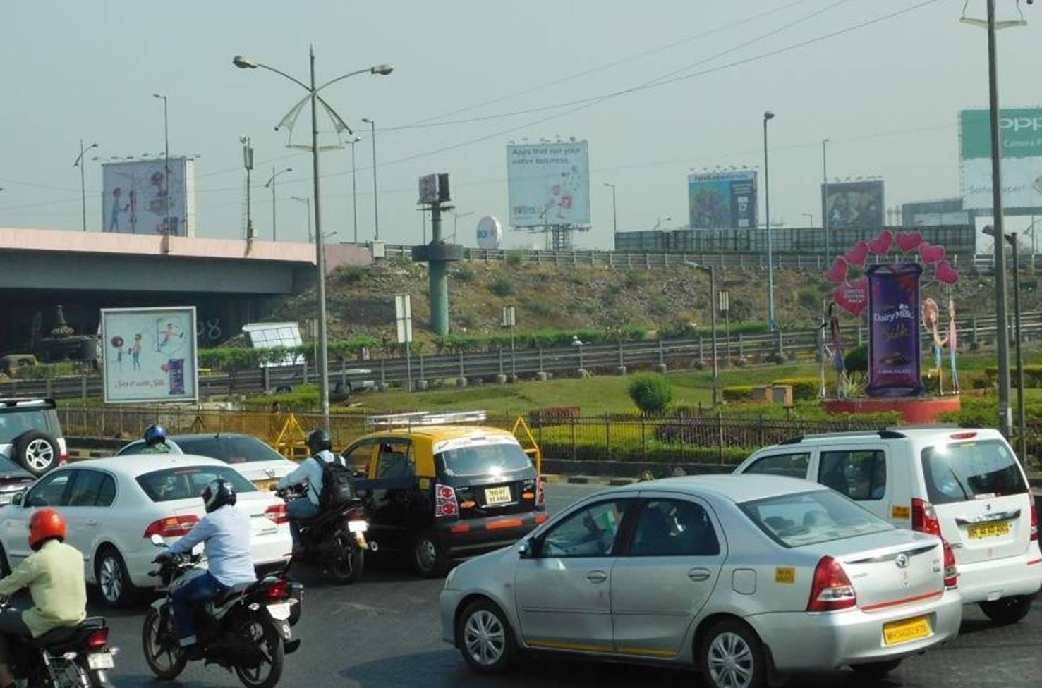 Innovation Media - Mahim Causeway- Innovation Media (2 nos) - towards mahim causeway,   MAHIM CAUSEWAY INTERJUNCTION,   Mumbai,   Maharashtra