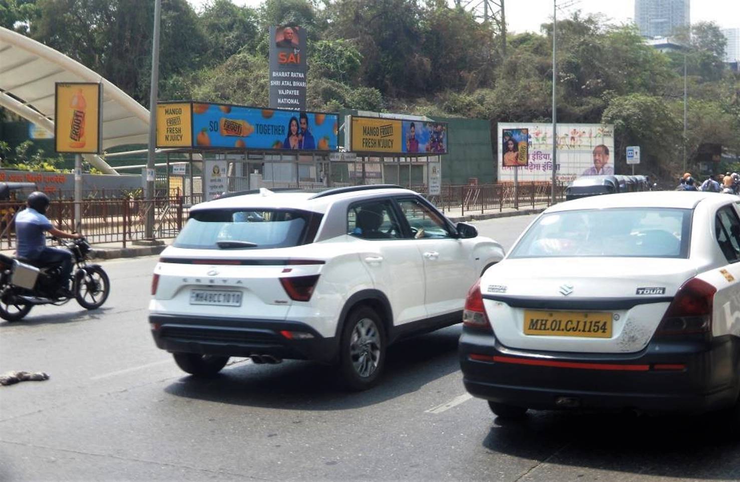 Street Furniture BQS - WEH Kandivali after Growels Mall - towards western express highway,   Western Suburb,   Mumbai,   Maharashtra