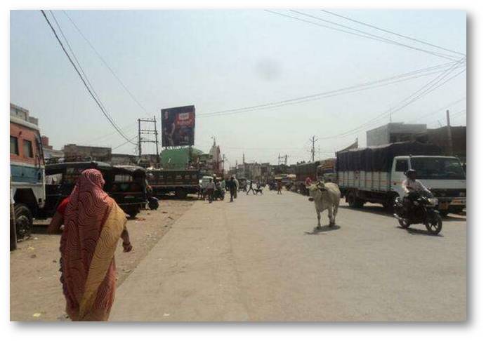Billboard - Talab xing, Hathras, Uttar Pradesh